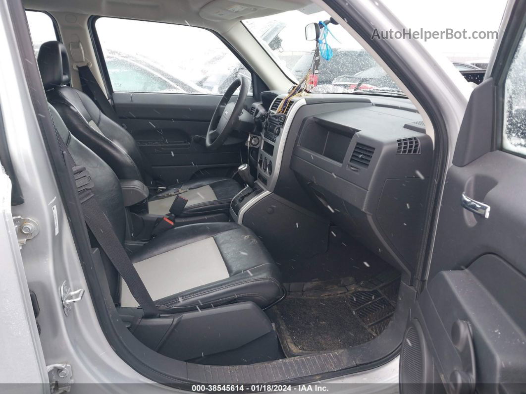 2008 Jeep Patriot Sport Серебряный vin: 1J8FT28008D798885