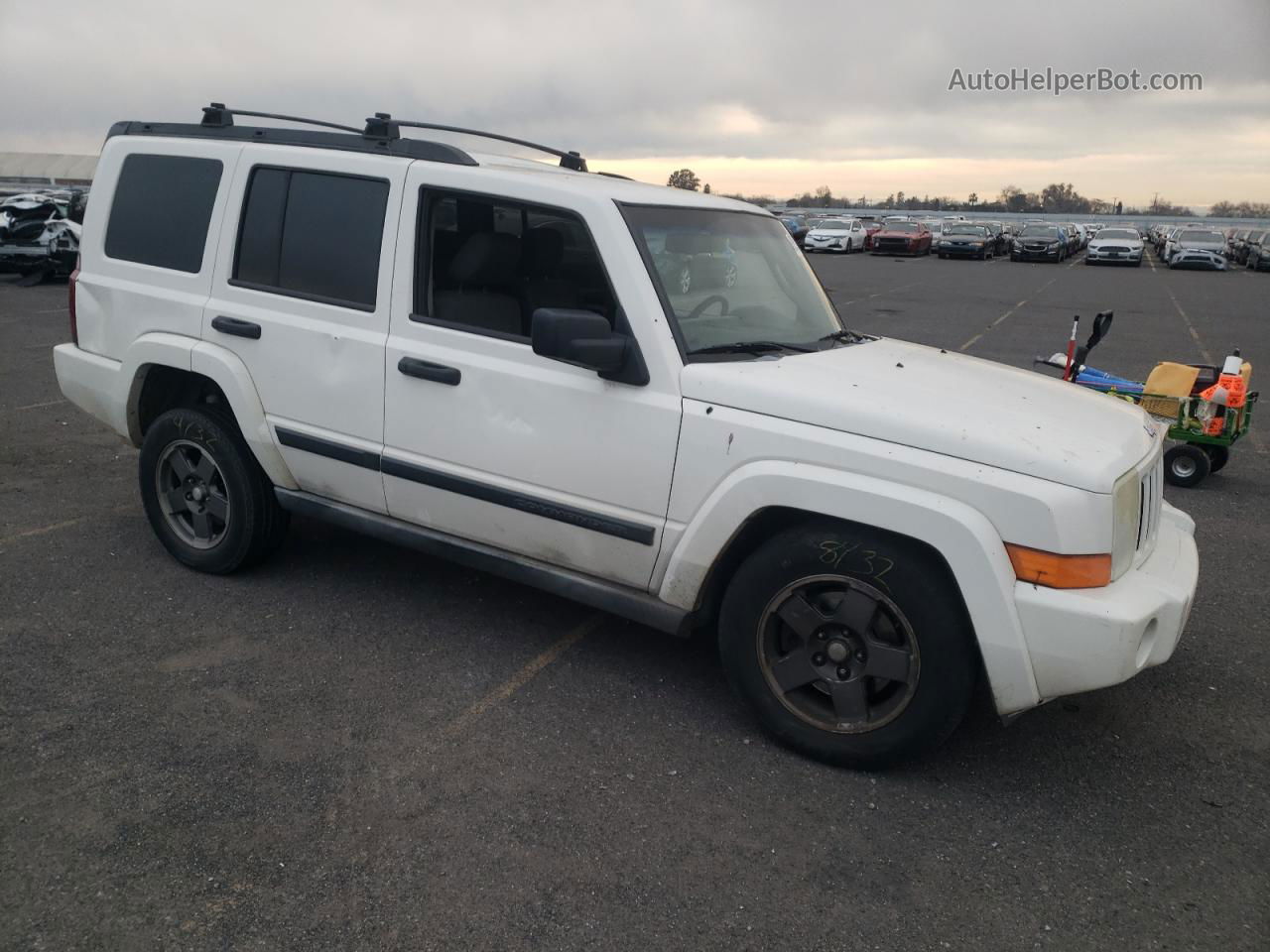 2006 Jeep Commander  White vin: 1J8HH48NX6C210981