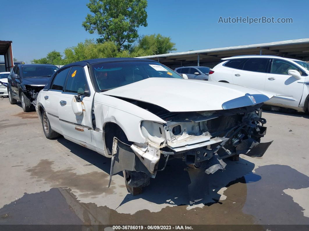 1999 Lincoln Town Car Signature White vin: 1LNFM82W0XY606906