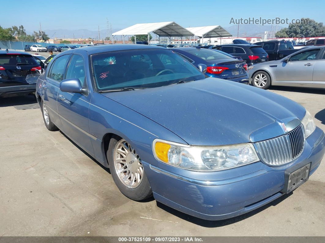 1999 Lincoln Town Car Signature Светло-синий vin: 1LNFM82W5XY605587