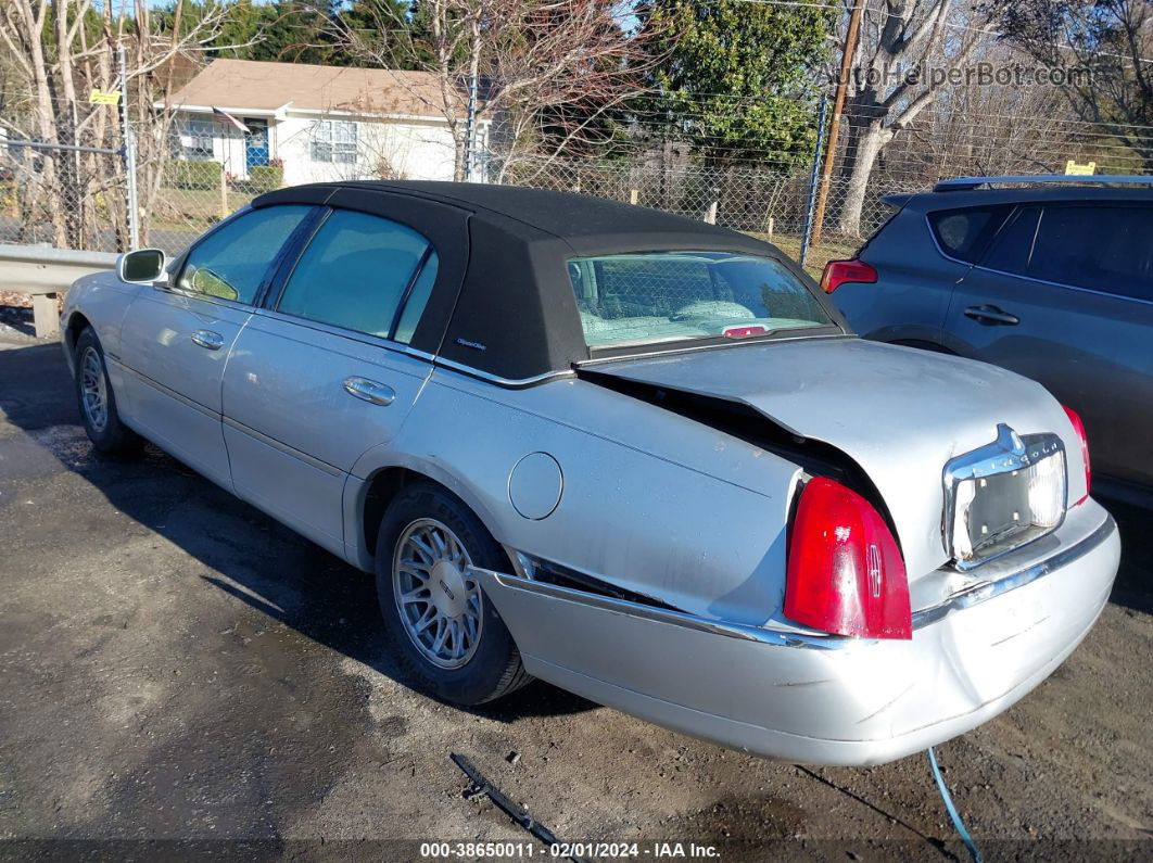 1999 Lincoln Town Car Signature Серебряный vin: 1LNFM82W8XY603431