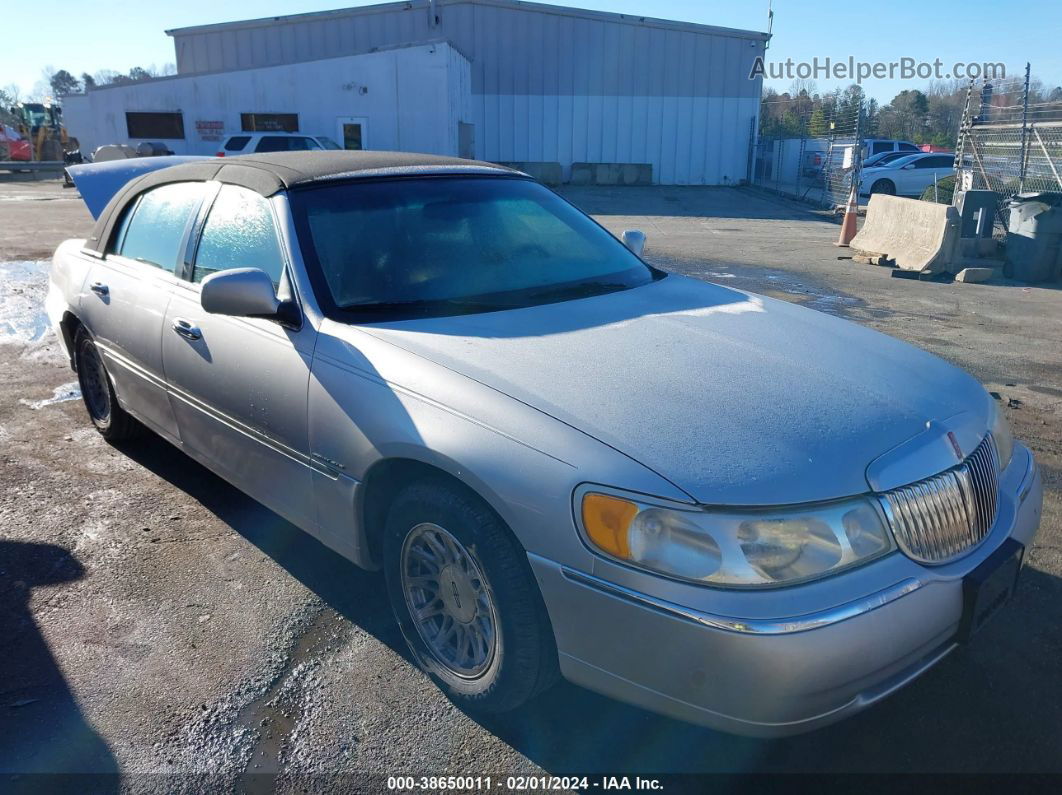 1999 Lincoln Town Car Signature Серебряный vin: 1LNFM82W8XY603431