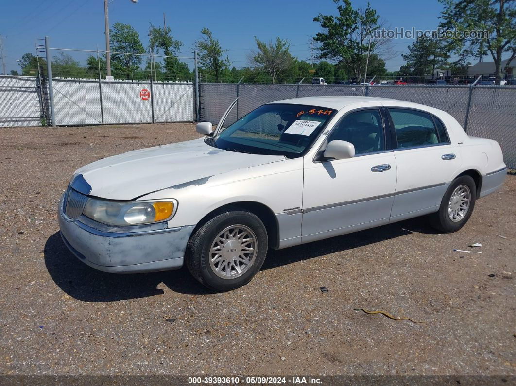 1999 Lincoln Town Car Signature White vin: 1LNFM82W8XY613554