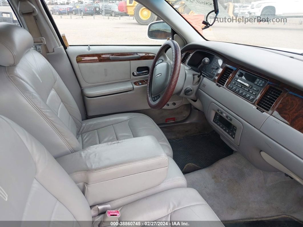 1999 Lincoln Town Car Executive Белый vin: 1LNHM81W0XY641018