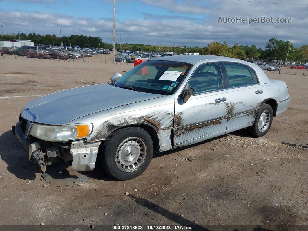 1999 Lincoln Town Car Executive Silver vin: 1LNHM81W1XY637043