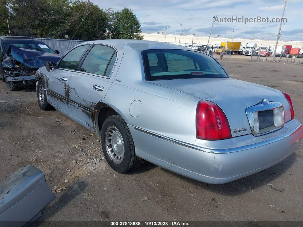 1999 Lincoln Town Car Executive Silver vin: 1LNHM81W1XY637043