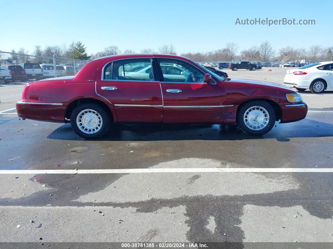 1999 Lincoln Town Car Executive Burgundy vin: 1LNHM81W1XY646048