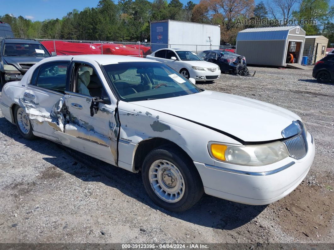 1999 Lincoln Town Car Executive Белый vin: 1LNHM81W2XY685926