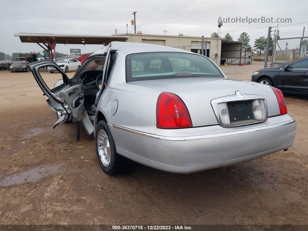 1999 Lincoln Town Car Executive Silver vin: 1LNHM81W3XY641479