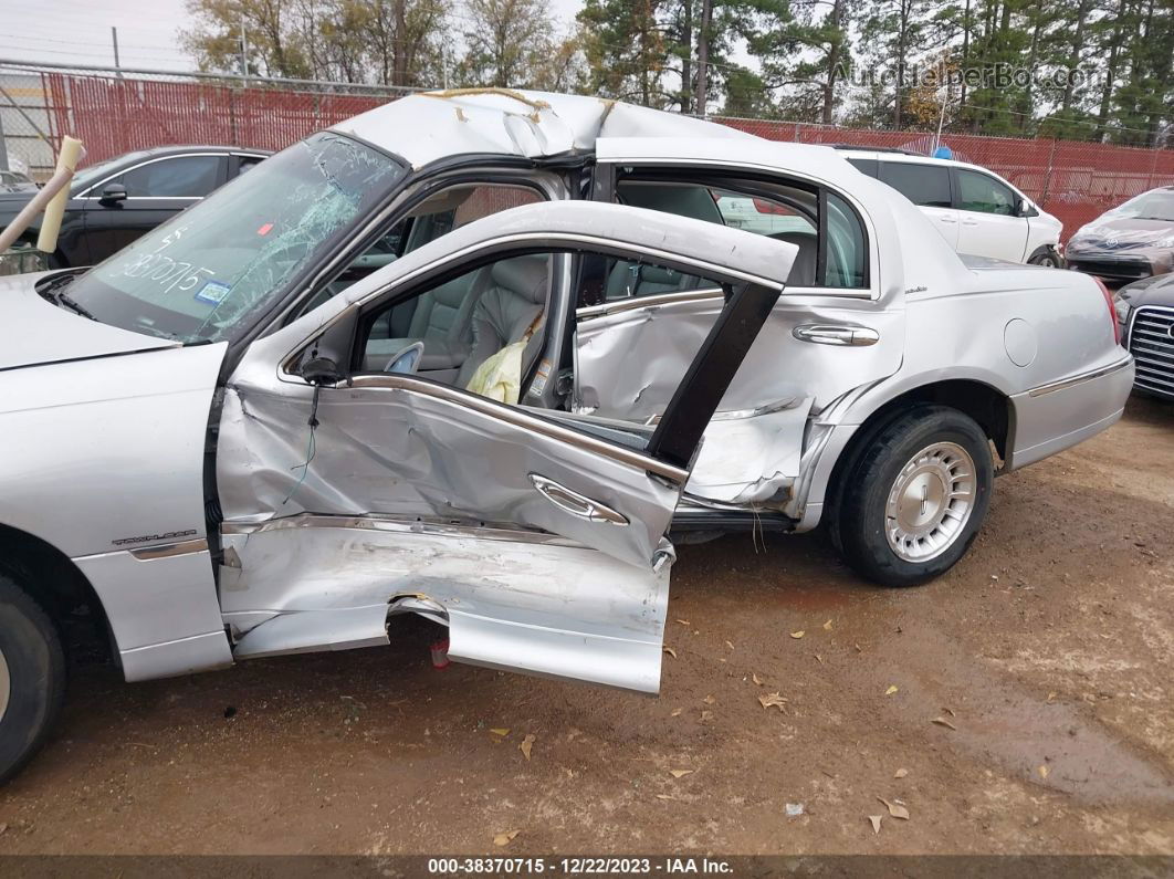 1999 Lincoln Town Car Executive Silver vin: 1LNHM81W3XY641479