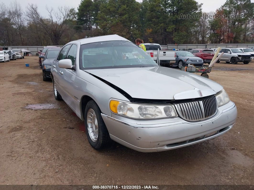 1999 Lincoln Town Car Executive Silver vin: 1LNHM81W3XY641479