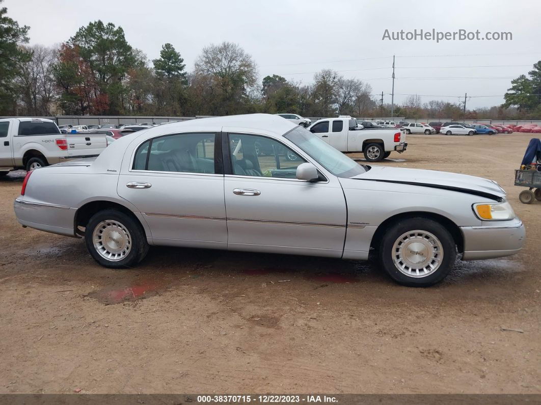 1999 Lincoln Town Car Executive Silver vin: 1LNHM81W3XY641479