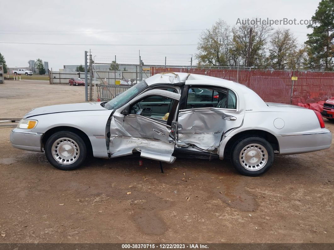 1999 Lincoln Town Car Executive Silver vin: 1LNHM81W3XY641479