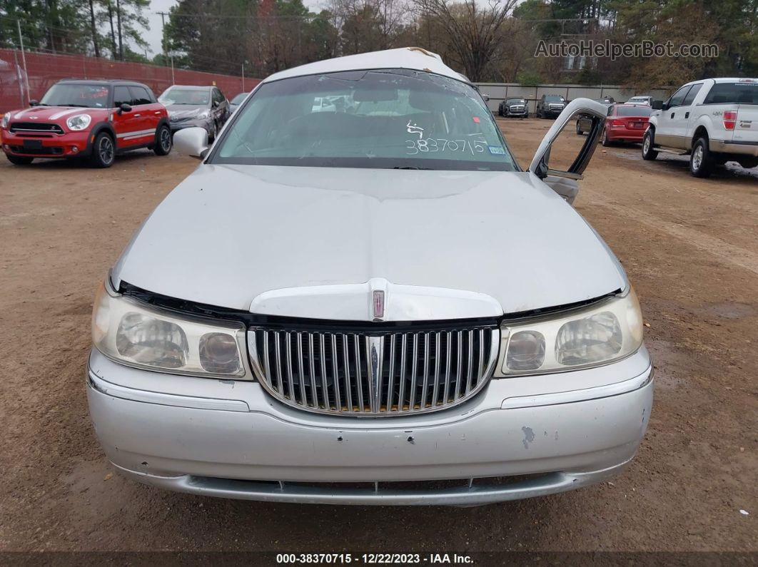 1999 Lincoln Town Car Executive Silver vin: 1LNHM81W3XY641479