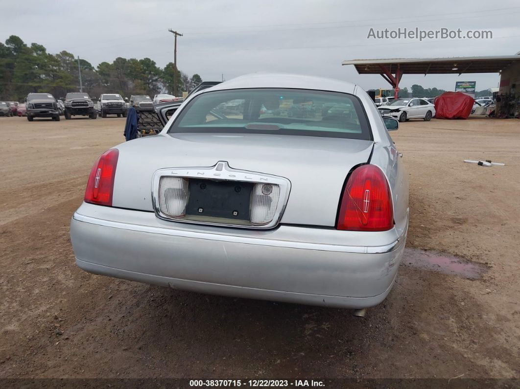 1999 Lincoln Town Car Executive Silver vin: 1LNHM81W3XY641479