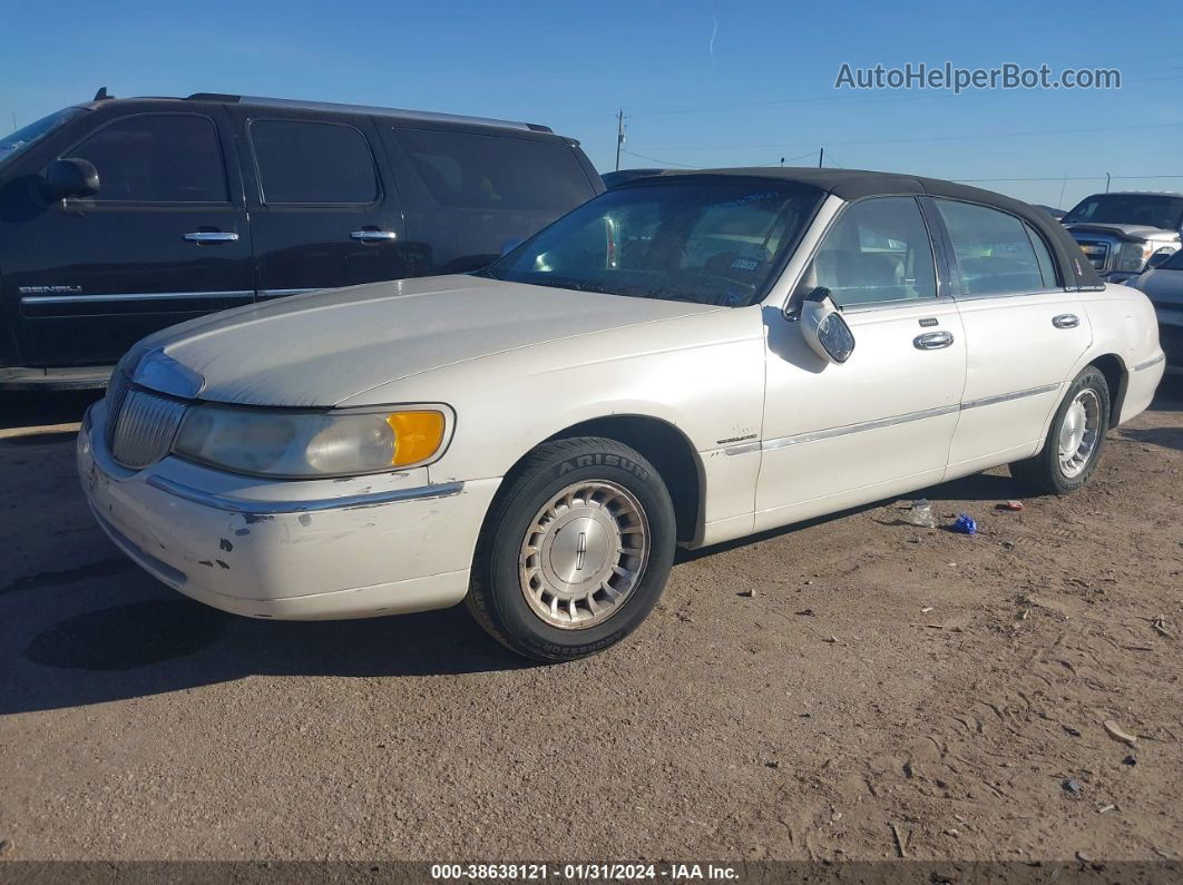 1999 Lincoln Town Car Executive Beige vin: 1LNHM81W4XY654662