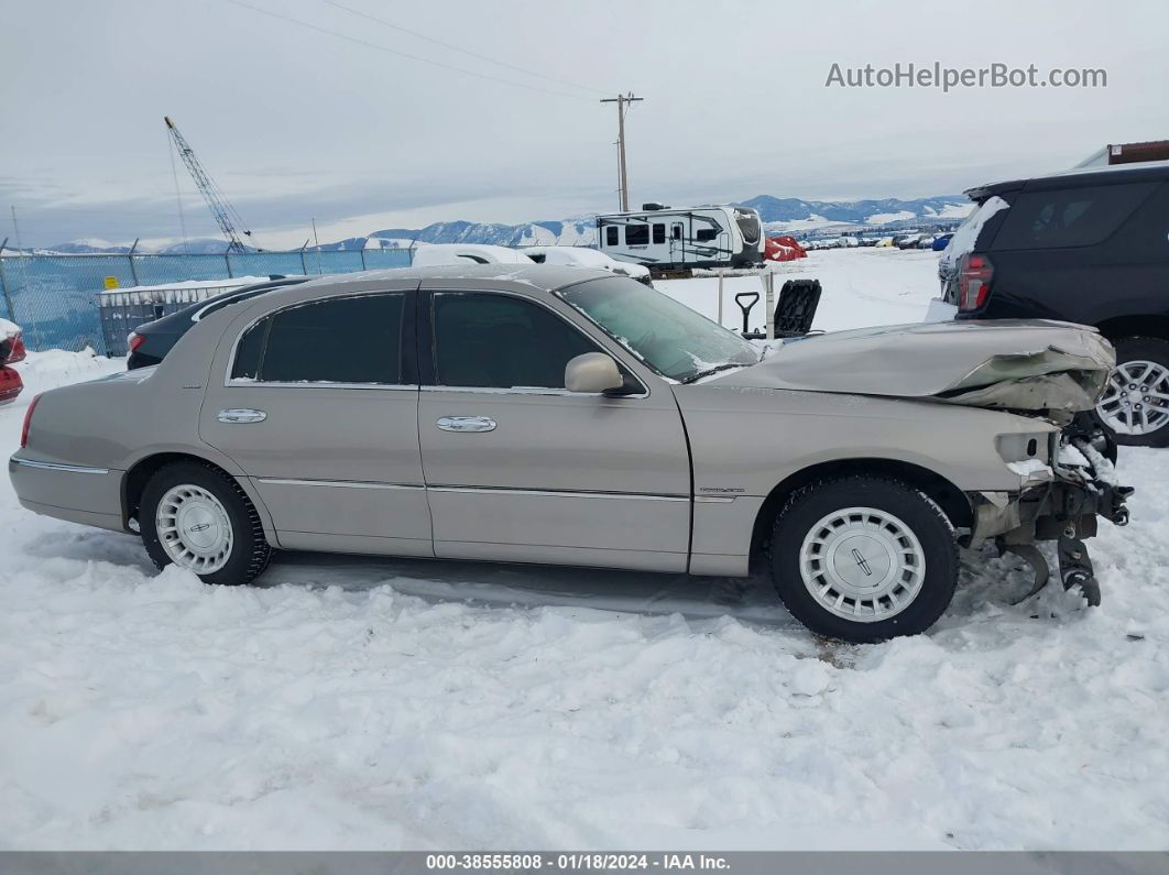 1999 Lincoln Town Car Executive Tan vin: 1LNHM81W4XY700006