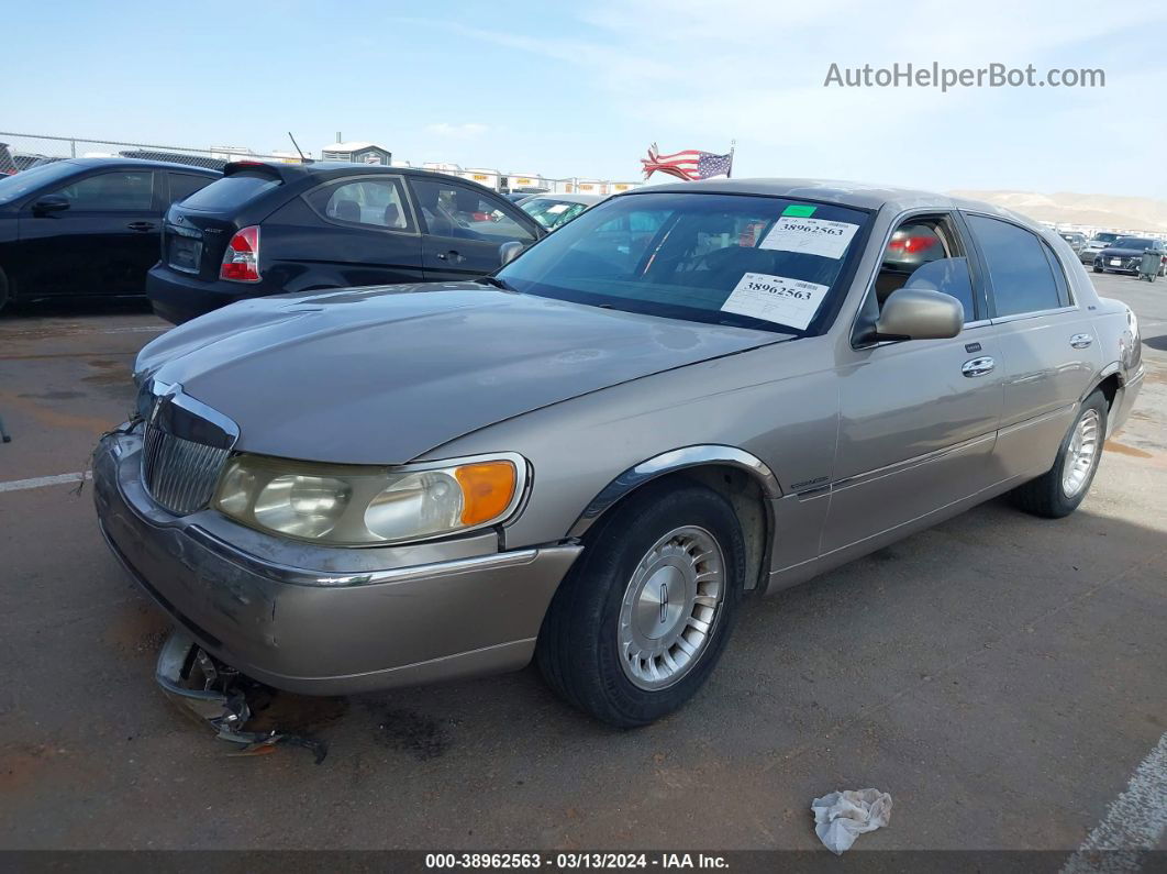 1999 Lincoln Town Car Executive Beige vin: 1LNHM81W6XY674136