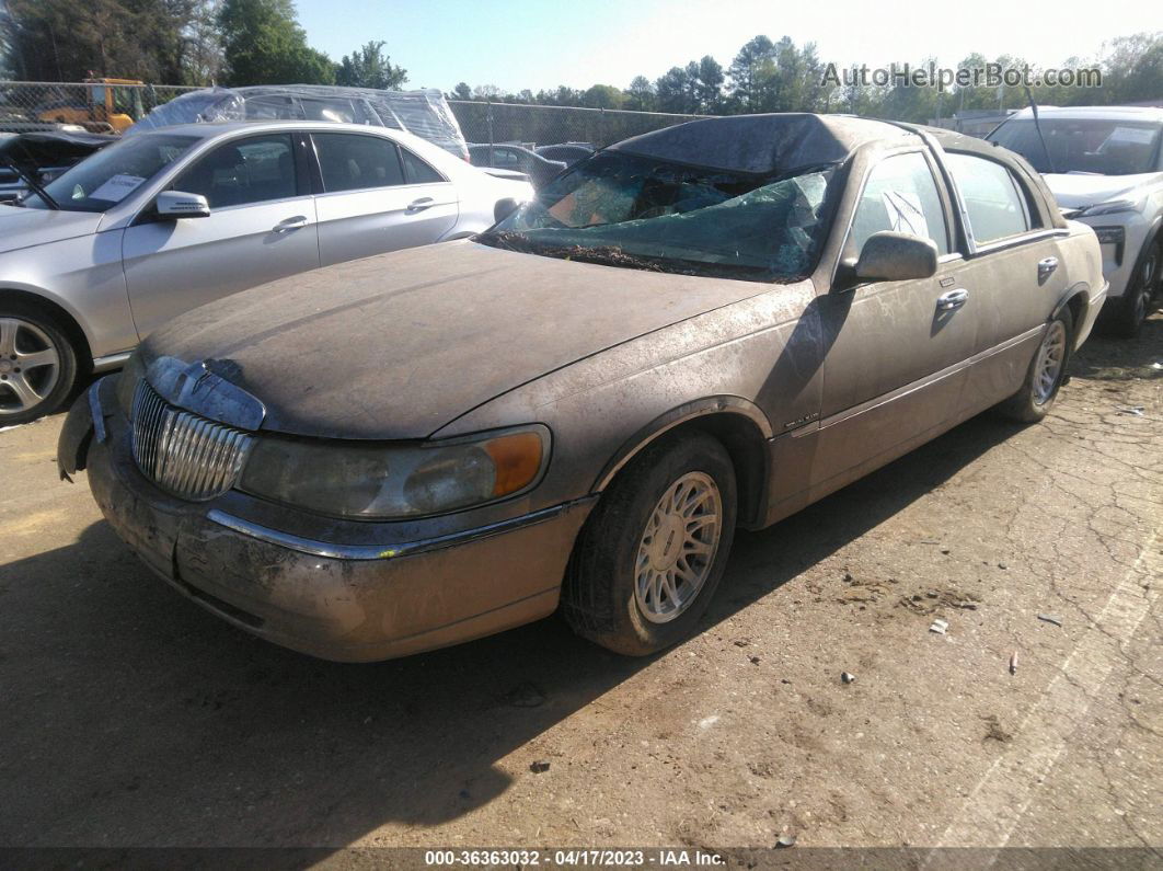 1999 Lincoln Town Car Signature Золотой vin: 1LNHM82W0XY705671