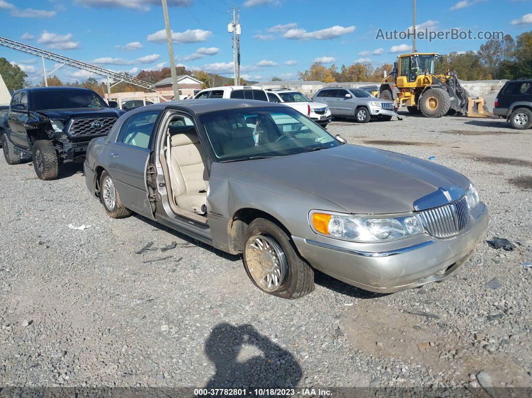 1999 Lincoln Town Car Signature Gold vin: 1LNHM82W2XY688128