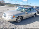 1999 Lincoln Town Car Signature Gold vin: 1LNHM82W2XY688128