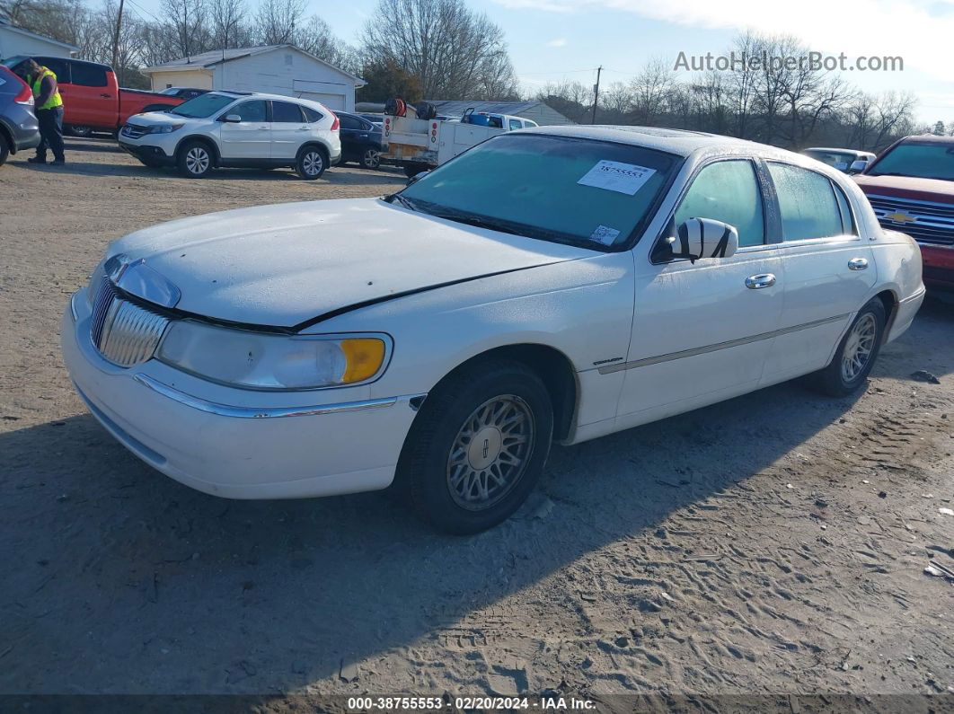 1999 Lincoln Town Car Signature White vin: 1LNHM82W3XY620484