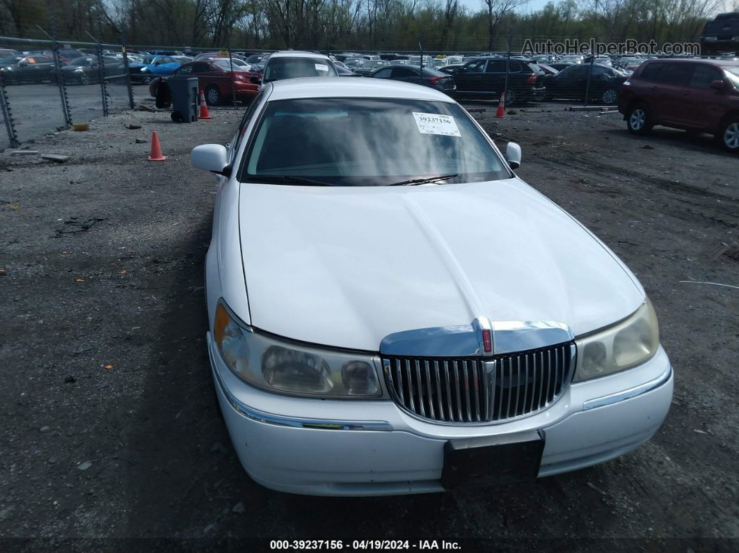 1999 Lincoln Town Car Signature Белый vin: 1LNHM82W3XY625572