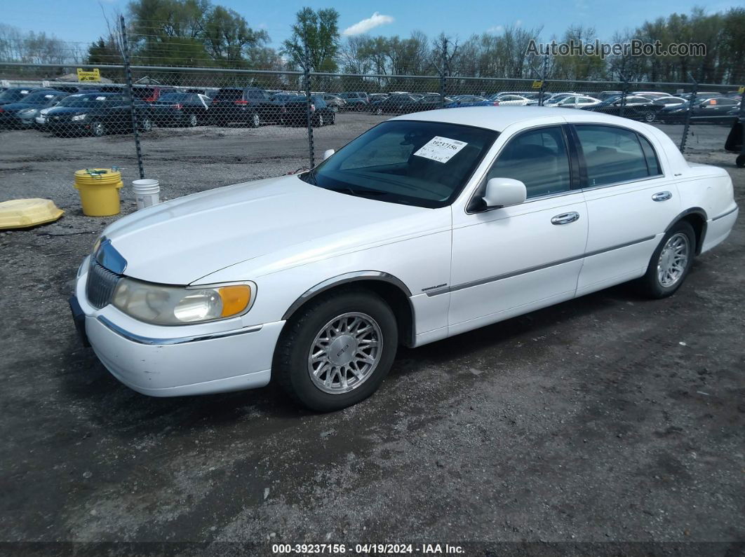 1999 Lincoln Town Car Signature Белый vin: 1LNHM82W3XY625572