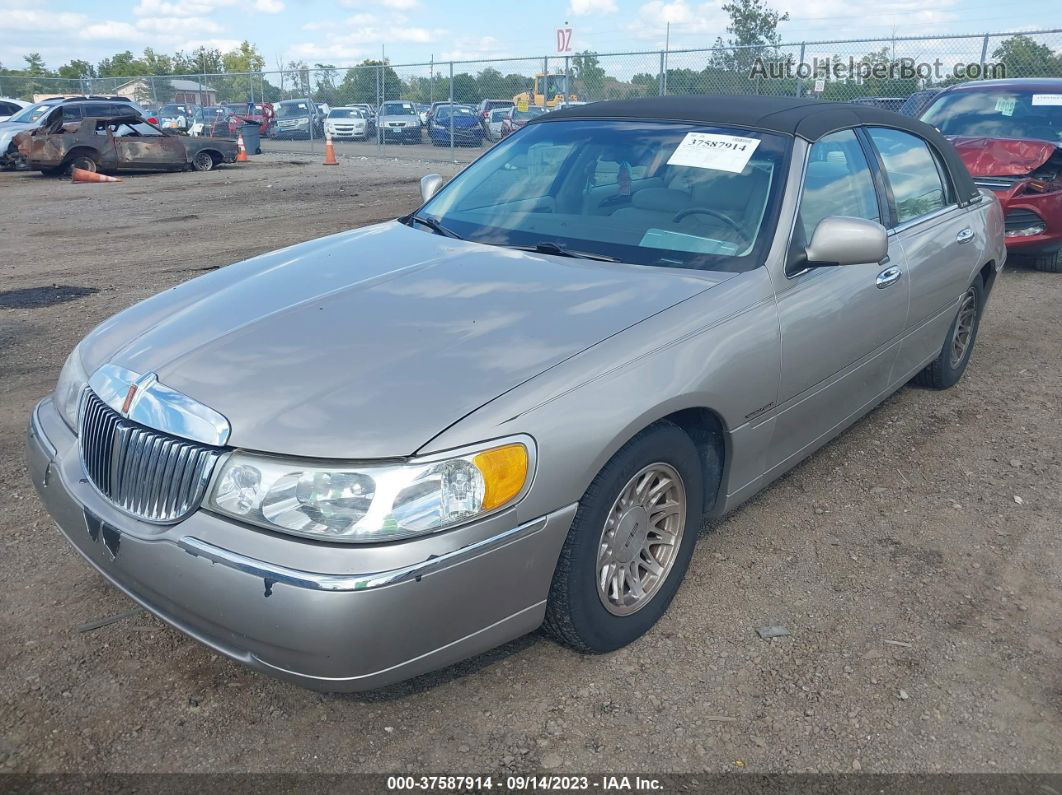 1999 Lincoln Town Car Signature Silver vin: 1LNHM82W3XY692625