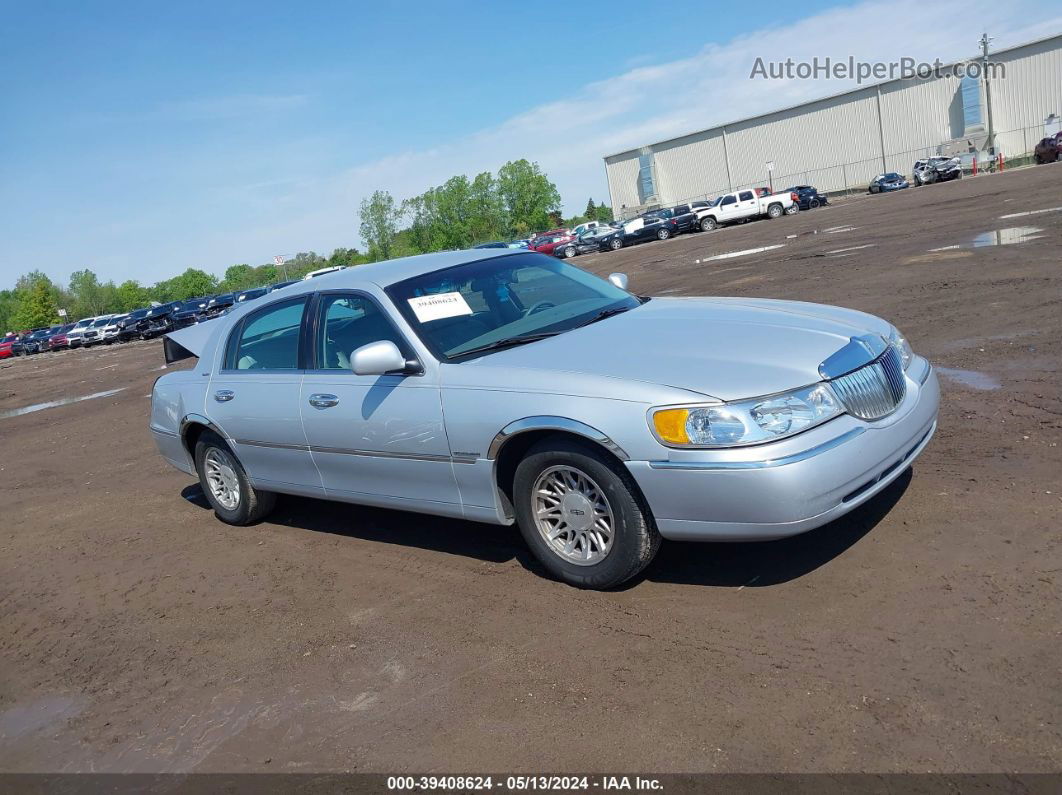 1999 Lincoln Town Car Signature Silver vin: 1LNHM82W5XY713992