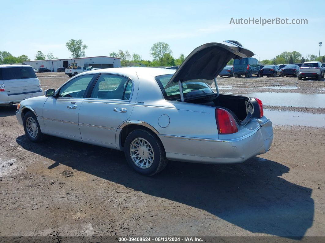 1999 Lincoln Town Car Signature Silver vin: 1LNHM82W5XY713992