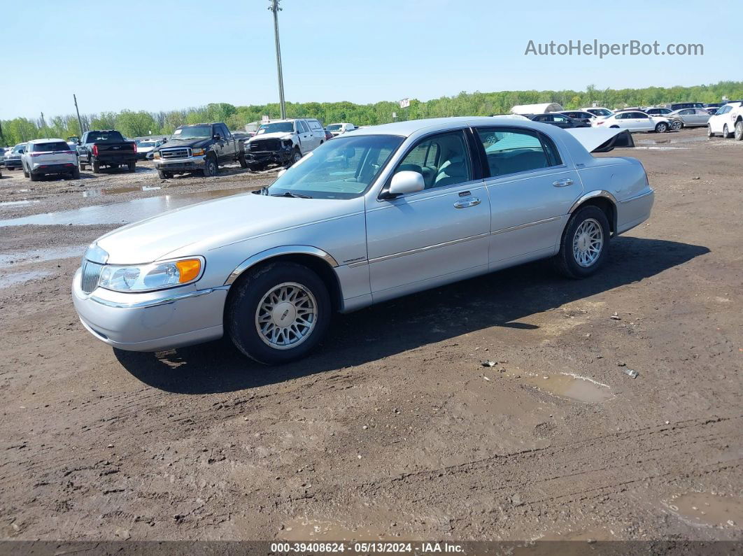 1999 Lincoln Town Car Signature Silver vin: 1LNHM82W5XY713992