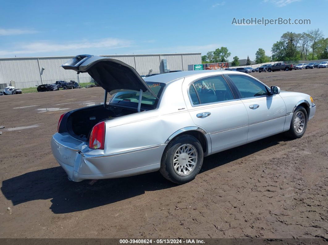 1999 Lincoln Town Car Signature Silver vin: 1LNHM82W5XY713992