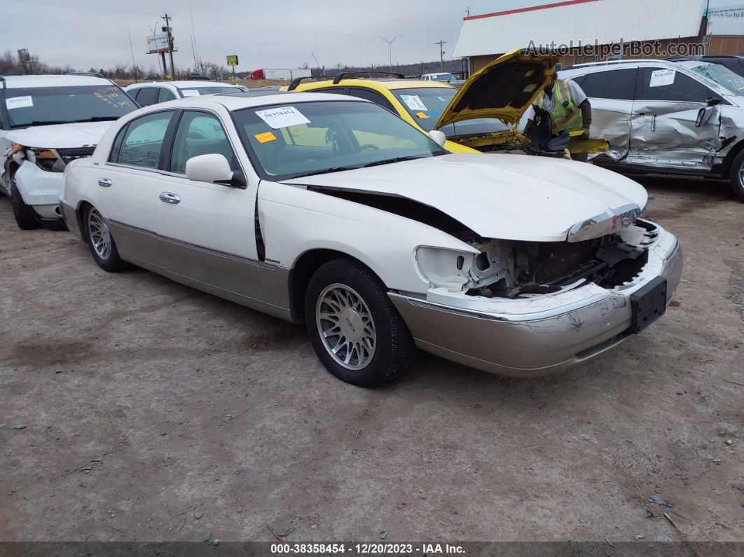 1999 Lincoln Town Car Signature White vin: 1LNHM82W7XY695432