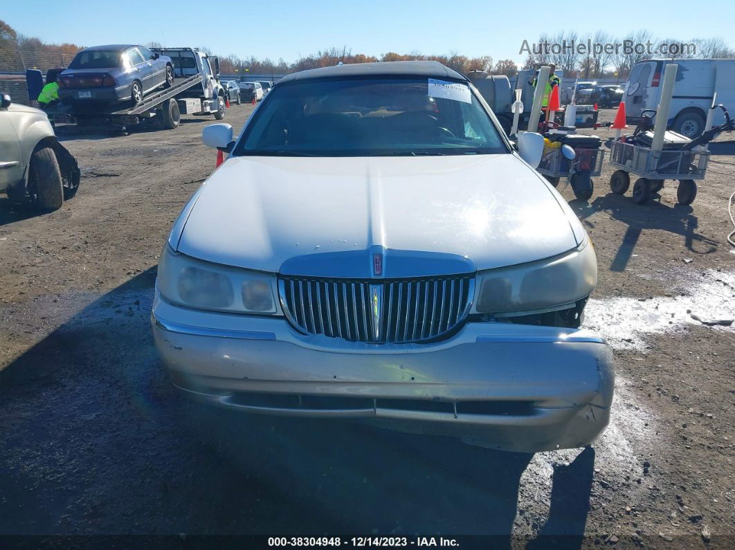 1999 Lincoln Town Car Signature White vin: 1LNHM82W7XY708681