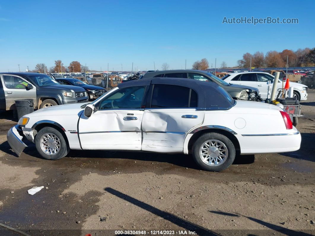 1999 Lincoln Town Car Signature White vin: 1LNHM82W7XY708681