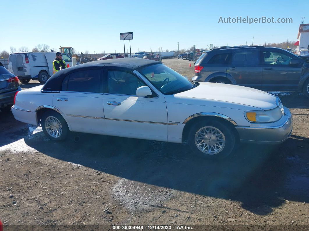 1999 Lincoln Town Car Signature White vin: 1LNHM82W7XY708681