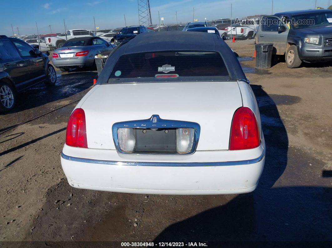 1999 Lincoln Town Car Signature White vin: 1LNHM82W7XY708681