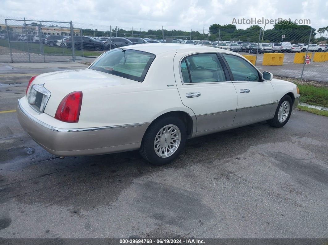 1999 Lincoln Town Car Signature White vin: 1LNHM82W8XY672791