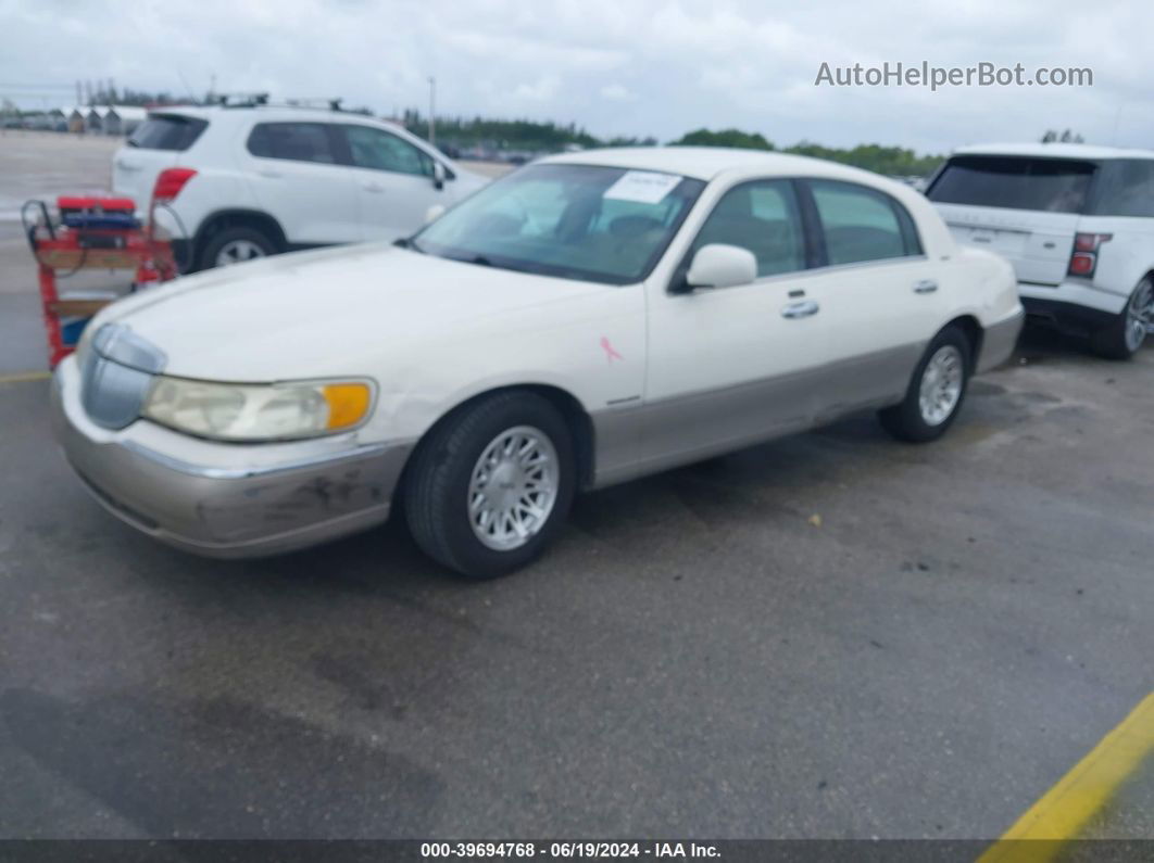 1999 Lincoln Town Car Signature White vin: 1LNHM82W8XY672791