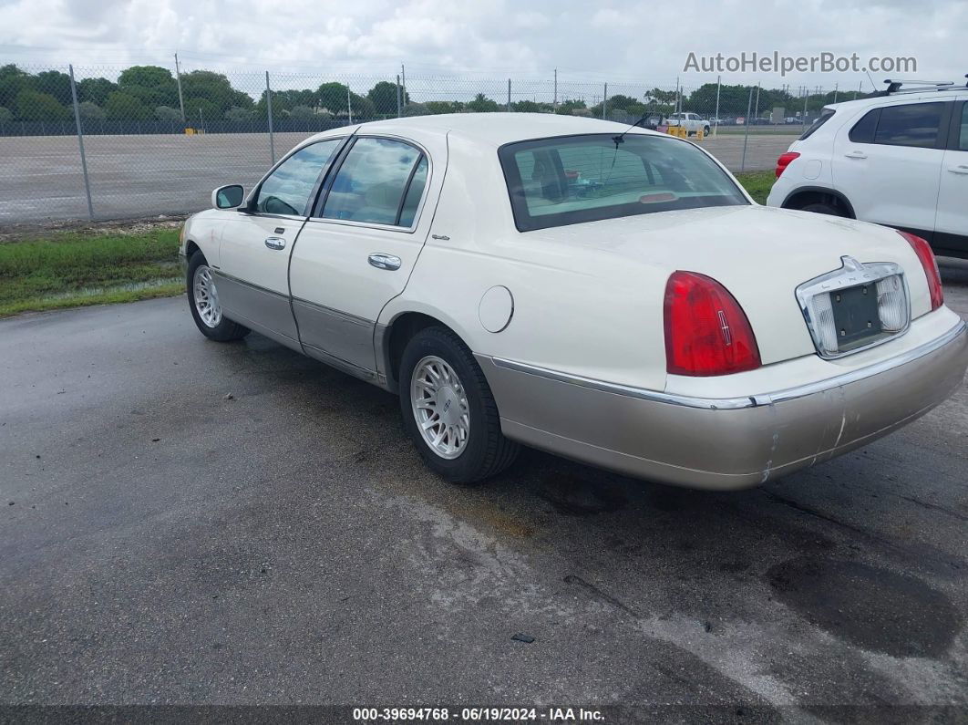 1999 Lincoln Town Car Signature White vin: 1LNHM82W8XY672791