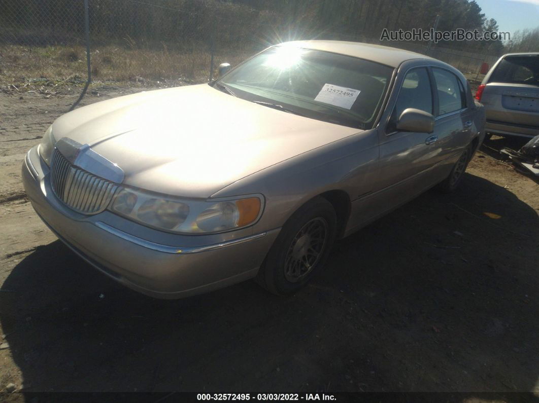 1999 Lincoln Town Car Signature Желто-коричневый vin: 1LNHM82W8XY677909