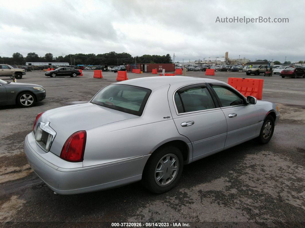 1999 Lincoln Town Car Signature Silver vin: 1LNHM82W9XY624345