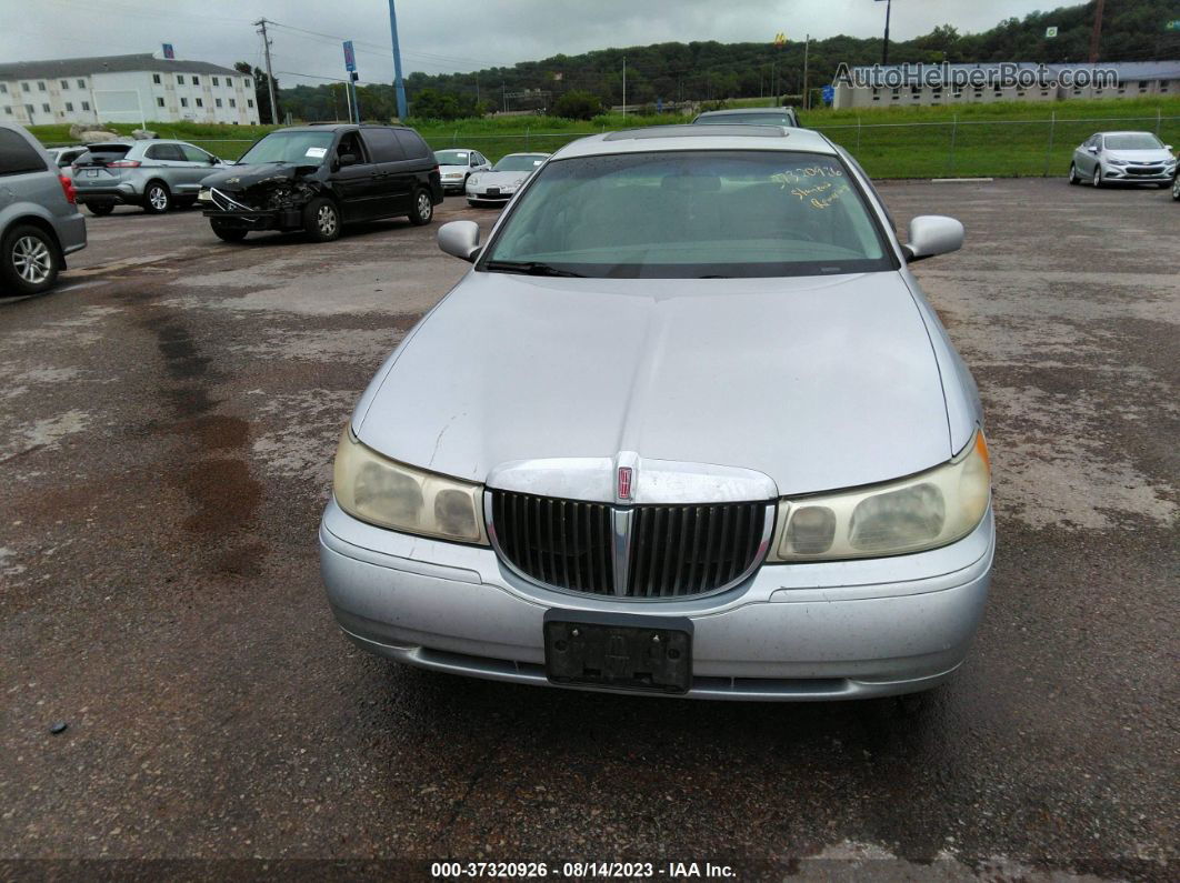 1999 Lincoln Town Car Signature Серебряный vin: 1LNHM82W9XY624345