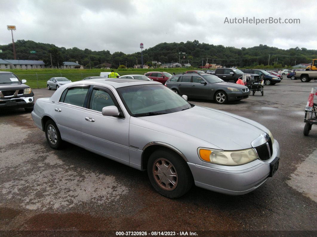 1999 Lincoln Town Car Signature Серебряный vin: 1LNHM82W9XY624345