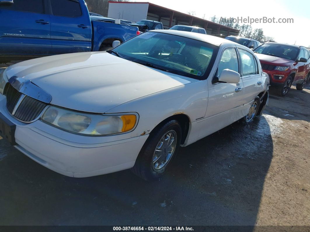 1999 Lincoln Town Car Signature White vin: 1LNHM82WXXY715432