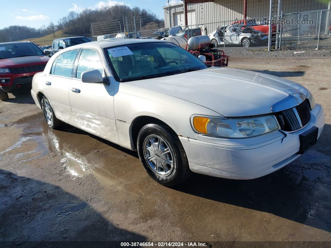 1999 Lincoln Town Car Signature White vin: 1LNHM82WXXY715432