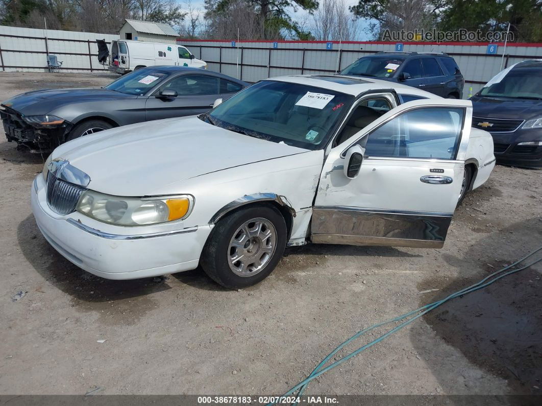 1999 Lincoln Town Car Cartier White vin: 1LNHM83W3XY704559