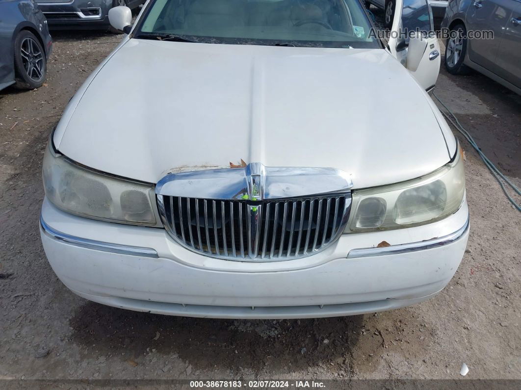 1999 Lincoln Town Car Cartier Белый vin: 1LNHM83W3XY704559