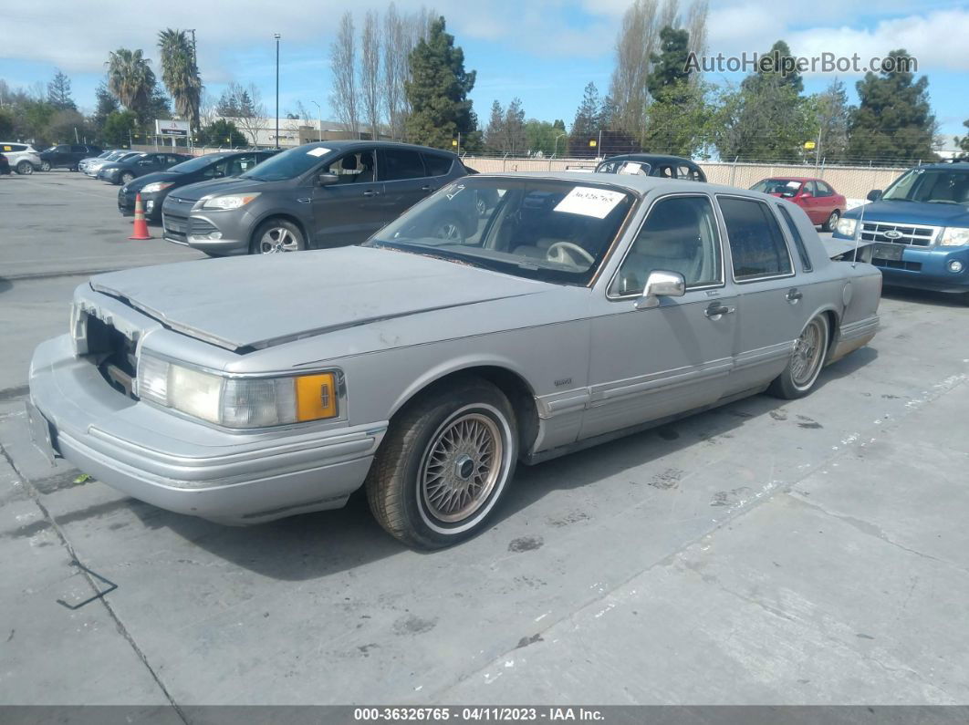 1992 Lincoln Town Car Signature Silver vin: 1LNLM82W8NY605860